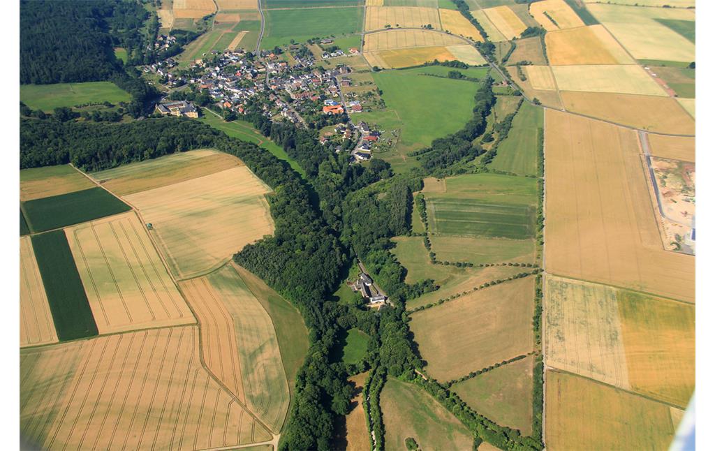 Blick entlang des Rotbaches in südwestliche Richtung auf das Dorf Eicks (2013)