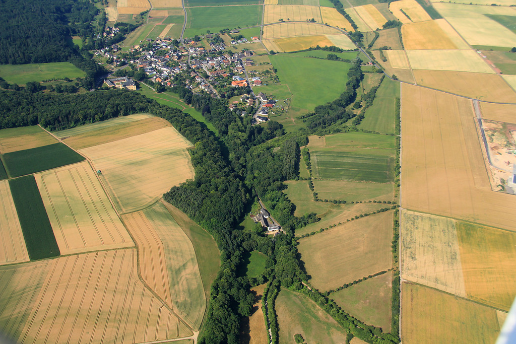 Blick entlang des Rotbaches in südwestliche Richtung auf das Dorf Eicks (2013)