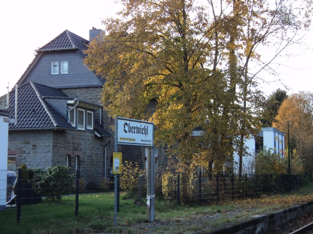 Rückseite des Bahnhofs Oberwiehl (2015)