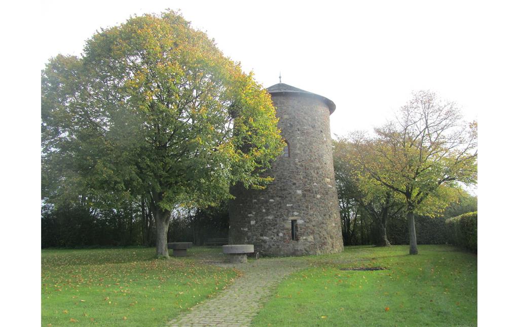 Der Turm der Fritzdorfer Windmühle ist aus Bruchstein errichtet und mit einem Kegeldach versehen (2014)