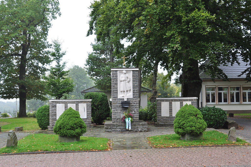 Ehrenmal der Gefallenen beider Weltkriege in Agathaberg (2013)