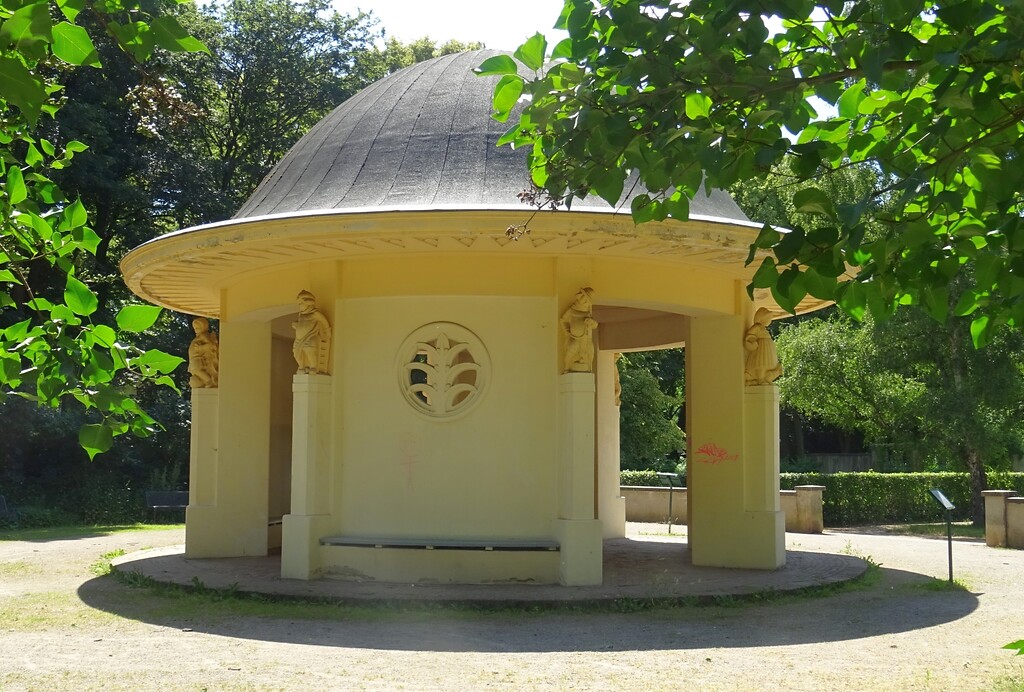 Brunnentempel im Fritz-Encke-Volkspark (2020)