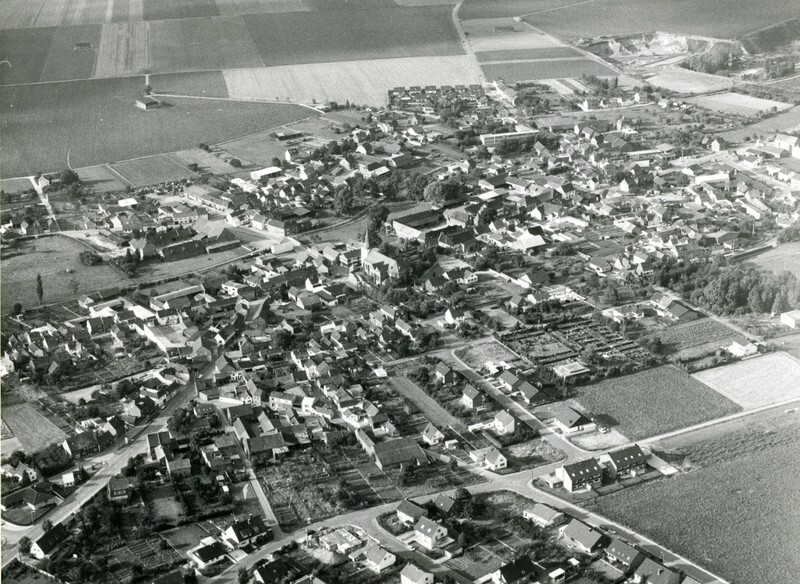 Erp von Südosten; Luftbildaufnahme ca. 1970. Quelle: Archiv der Stadt Erftstadt (StAEft), Best. E 01 (Bildarchiv: Erp).