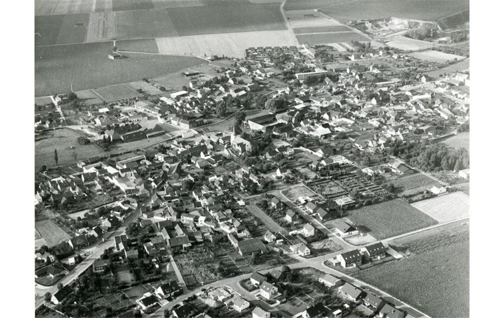 Erp von Südosten; Luftbildaufnahme ca. 1970. Quelle: Archiv der Stadt Erftstadt (StAEft), Best. E 01 (Bildarchiv: Erp).