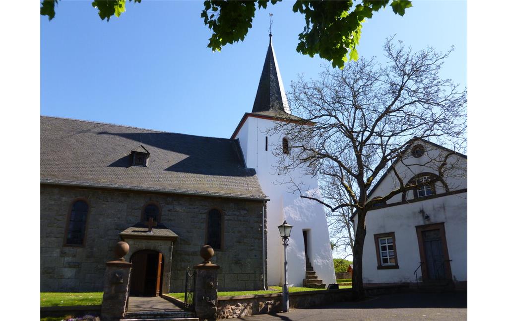 Pfarrkirche Heilige Margareta und Pfarrhaus in Frohngau (2014)