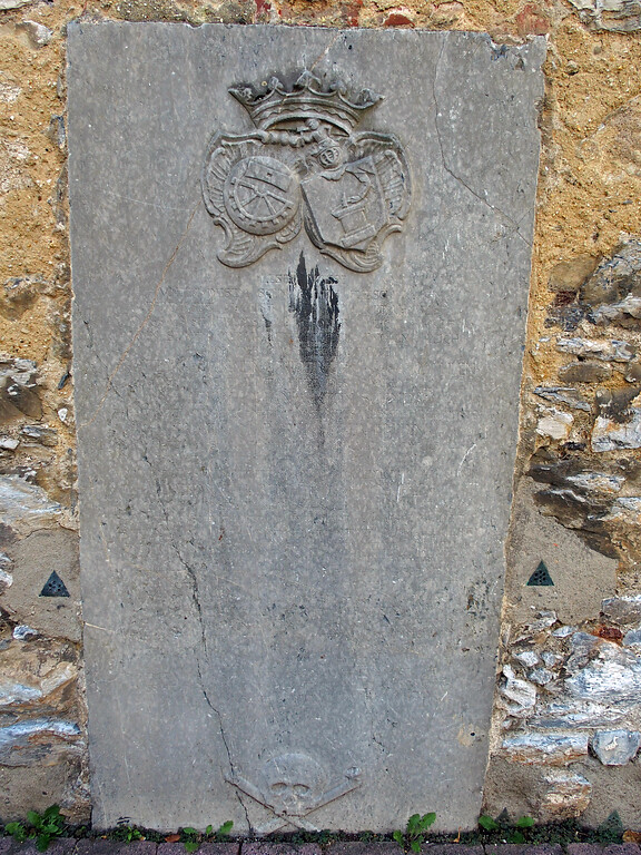 Grabplatte an der Außenwand der Stiftskirche in Diez (2020)