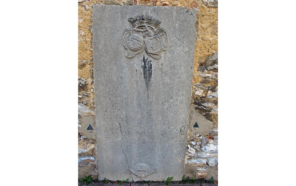 Grabplatte an der Außenwand der Stiftskirche in Diez (2020)