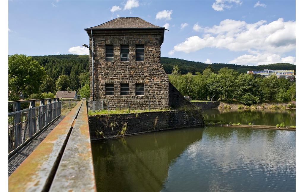 Wasserkraftwerk Ohl-Grünscheid, Turm des Stauwehrs