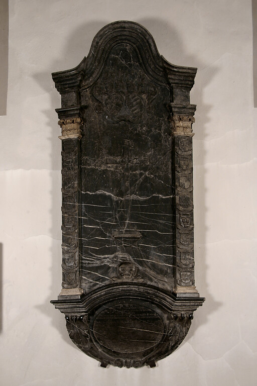 Epitaph für die Freifrau Maria Margaretha von Bicken ( 1722) in der katholischen Stadtkirche, der ehemaligen Franziskanerkirche zu Limburg (2009)