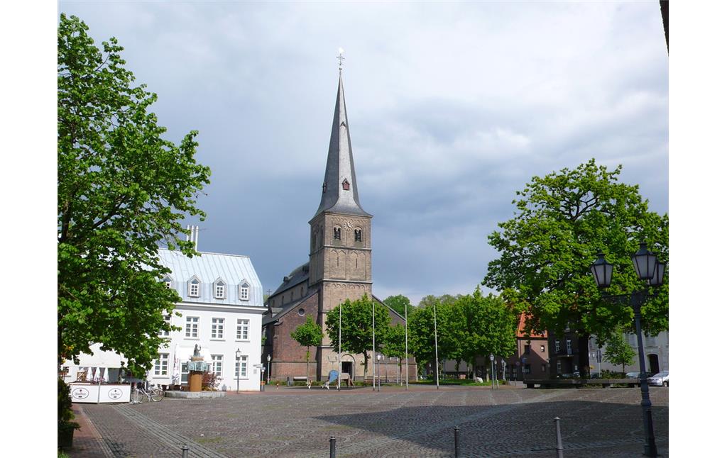 Blick über den Marktplatz Rheinberg auf die Kirche Sankt Peter (2008).