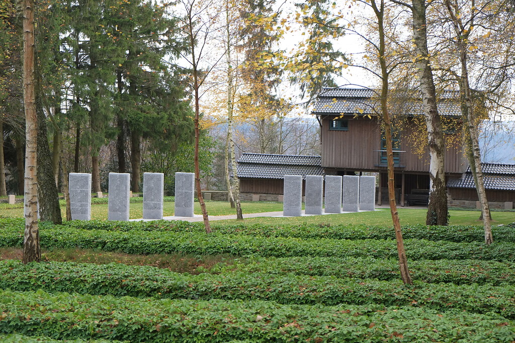 Bild 1: Blick von der Gräberstätte für sowjetische Zwangsarbeiterinnen und Zwangsarbeiter auf die Rückseite des Mehrzweckgebäudes am Eingang (2015).