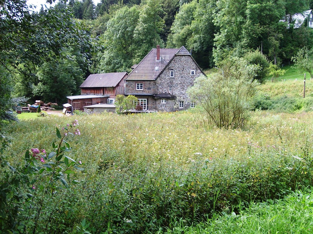Bruchsteingebäude der Gimborner Mühle und den Mühlengraben (2009)