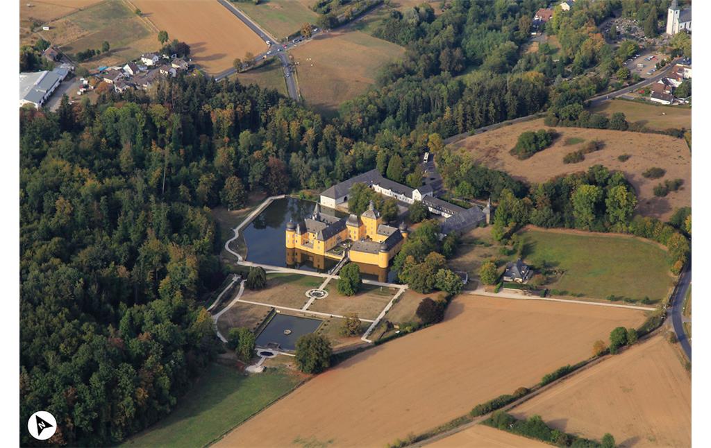 Luftbildaufnahme der Wasserburg Gudenau in Villip mit Nordpfeil (2018)