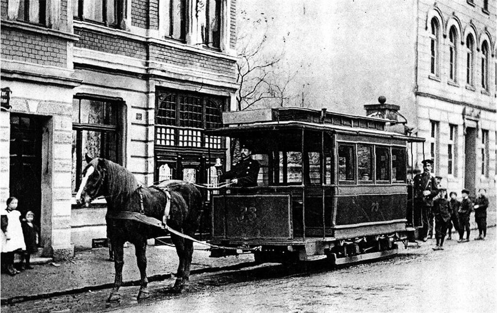 Historische Aufnahme eines Pferdebahn-Personenwagens in der Bonner Pützstraße am 24. November 1909.