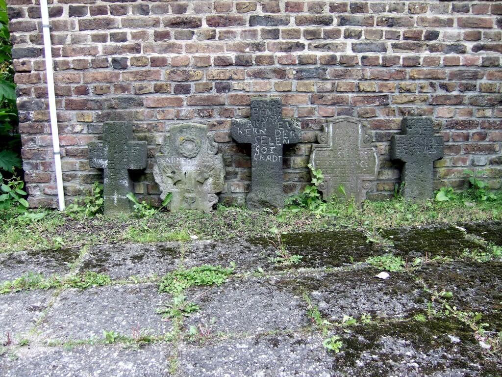 Fünf der insgesamt 16 Grabkreuze aus dem 17./18. Jahrhundert bei der Katholischen Pfarrkirche Sankt Sebastian in Sinzig-Bad Bodendorf (2012)