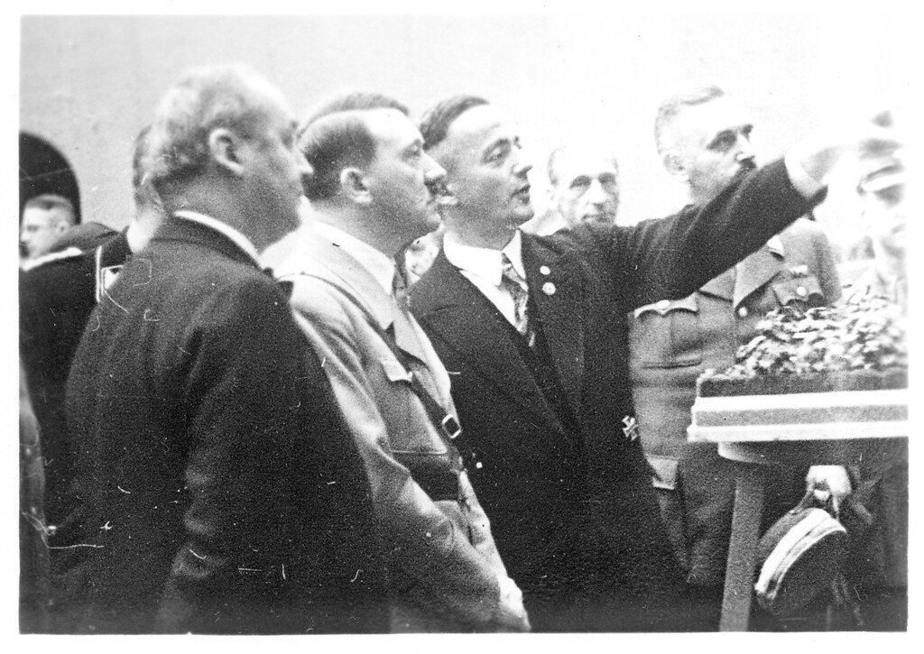 Bild 2: Chefarchitekt Robert Tischler zusammen mit Hitler und Siegfried Emmo Eulen (Präsident des Volksbundes Deutsche Kriegsgräberfürsorge) anlässlich der Ausstellung des Volksbundes 1934 in Dresden vor dem Modell der Kriegsgräberstätte Haubourdin.