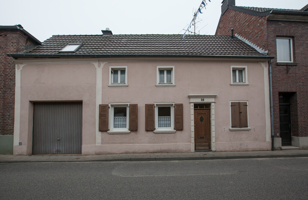 Wohnhaus mit überbauter Tordurchfahrt  Holzweilerstraße 28 in Erkelenz-Keyenberg (2019)