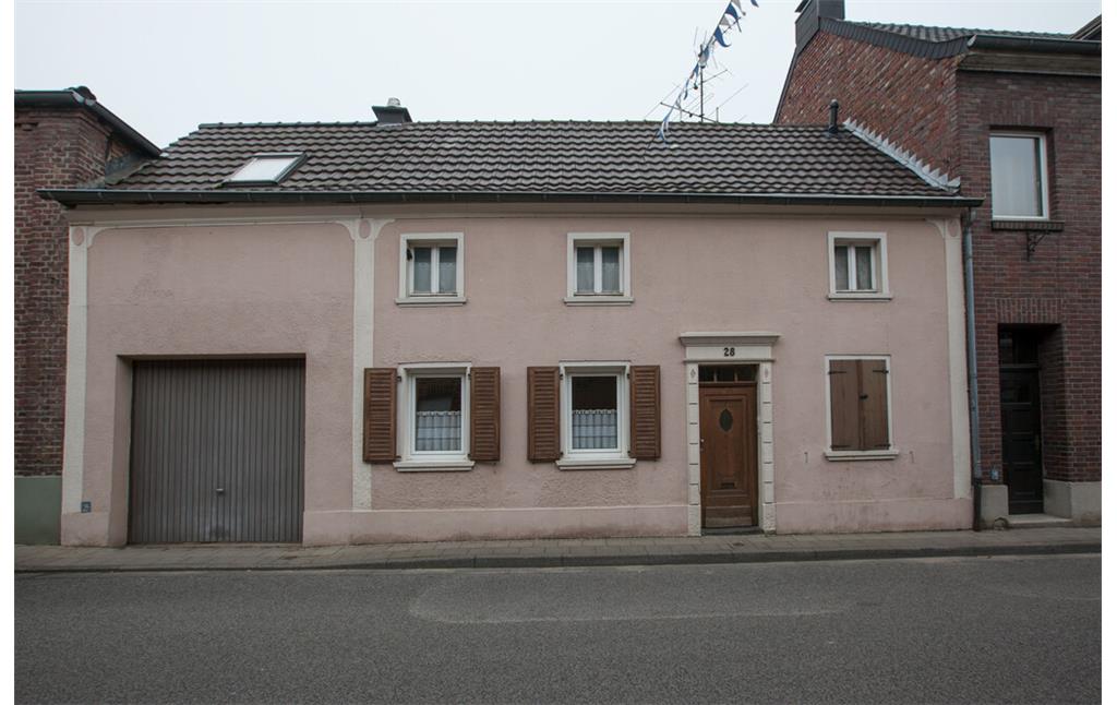 Wohnhaus mit überbauter Tordurchfahrt  Holzweilerstraße 28 in Erkelenz-Keyenberg (2019)