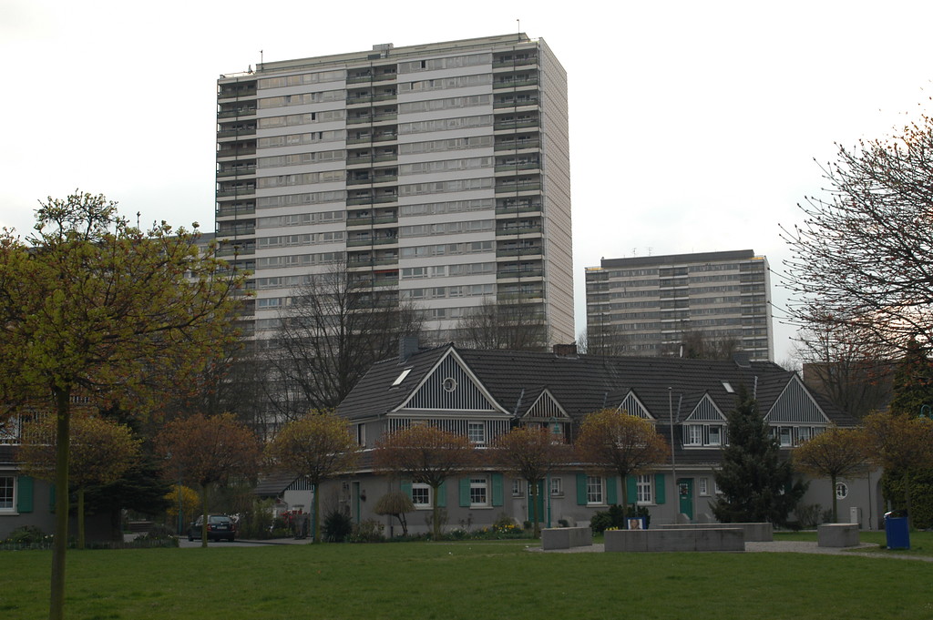 Zechensiedlung Johannenhof in Duisburg-Homberg (2006) mit benachbarten Hochhäusern der 1960er Jahre.