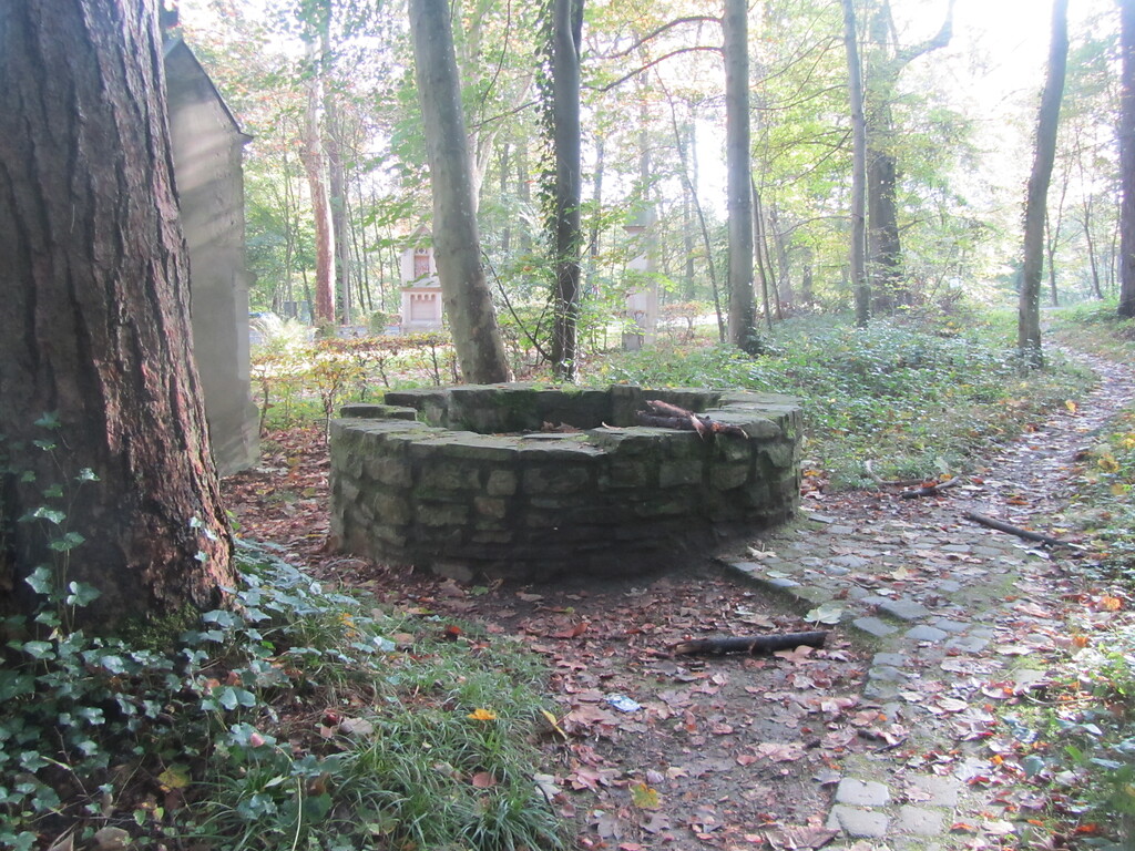 Brunnen des ehemaligen Klosters an der Waldkapelle (2014)