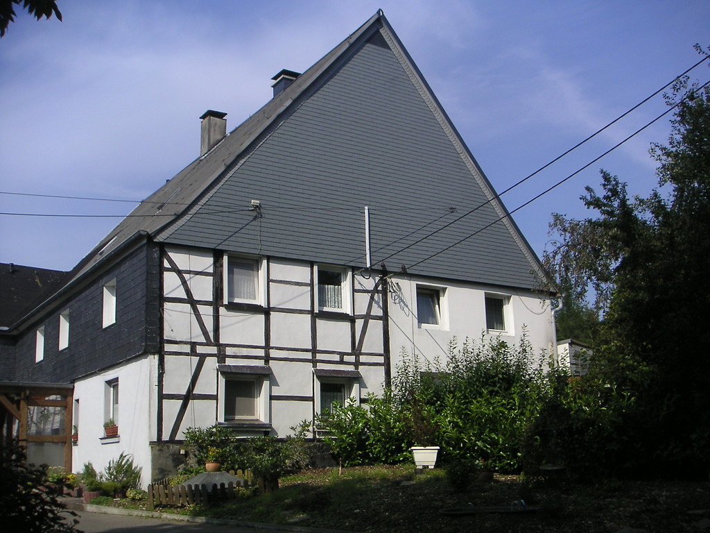 Giebelgeteiltes Wohnhaus in Berge (2008)