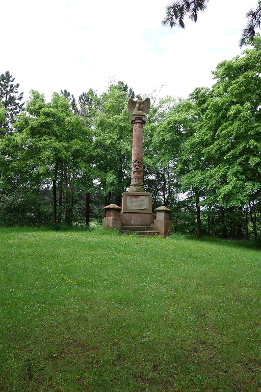 Das Kriegerdenkmal von 1887 steht auf einer Lichtung im Wald oberhalb von Bürvenich (2016).