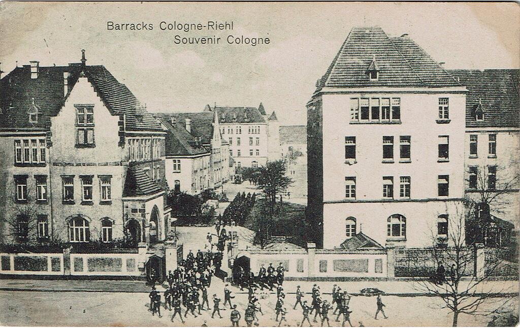 Historische Postkarte von um 1919 bis 1926: Britische Besatzungssoldaten vor Gebäuden der Kaserne Boltensternstraße in Köln-Riehl.