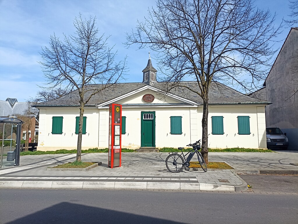 Frontansicht der alten Schule in Delhoven aus dem Jahr 1825 (2022).