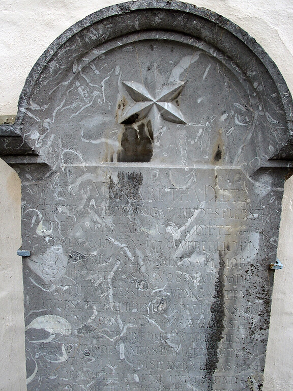 Grabdenkmal aus Lahnmarmor entlang der Friedhofskirche in St. Georgen (2020)