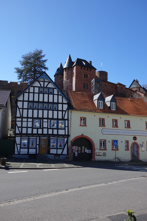 Historische Gebäude im Ortskern von Heimbach, im Hintergrund Burg Hengebach (2020)