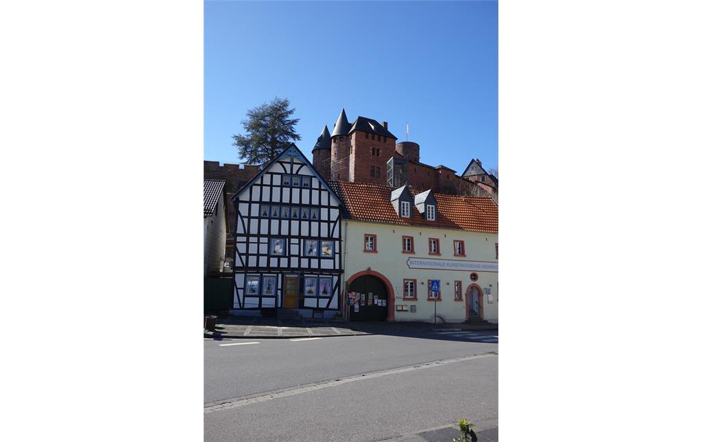 Historische Gebäude im Ortskern von Heimbach, im Hintergrund Burg Hengebach (2020)