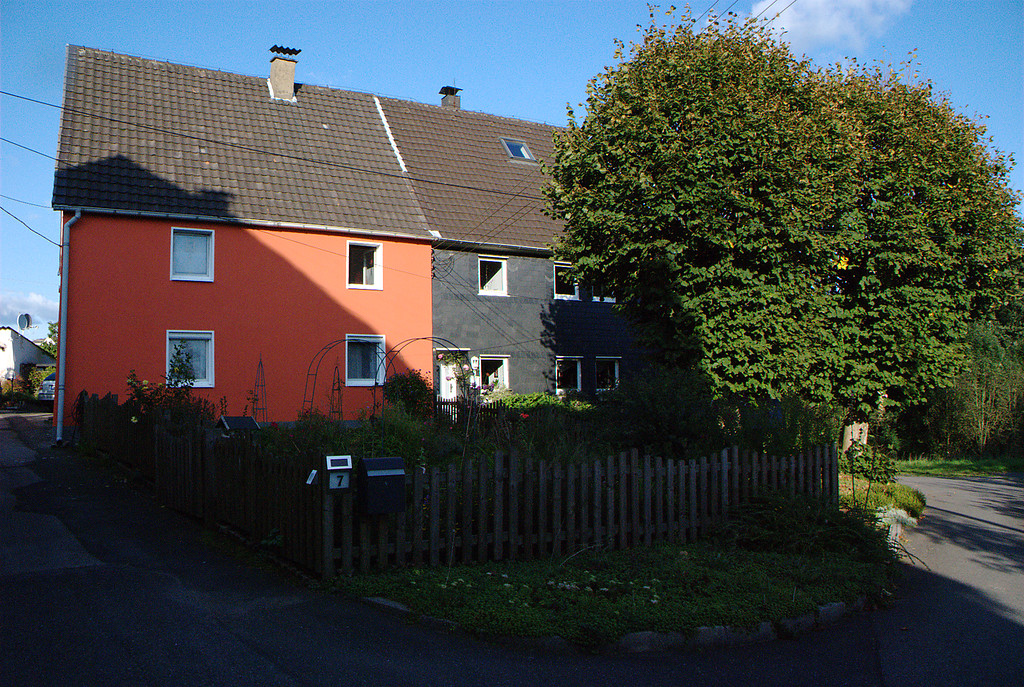 Modernisierte und historische Bausubstanz mit Hausbäumen  in Kotthausen (2008)