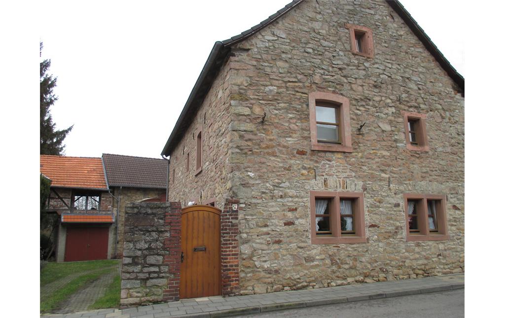 Bruchsteinhaus mit in Rotsandstein gefassten Fenstern in Untermaubach (2015)