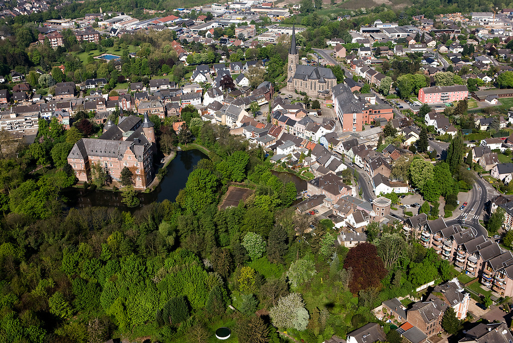 Bedburger Schloss mit Wassergraben (links) und Wasseranlagen der Bedburger Mühle (rechts) mit Mühlengebäude (2009)