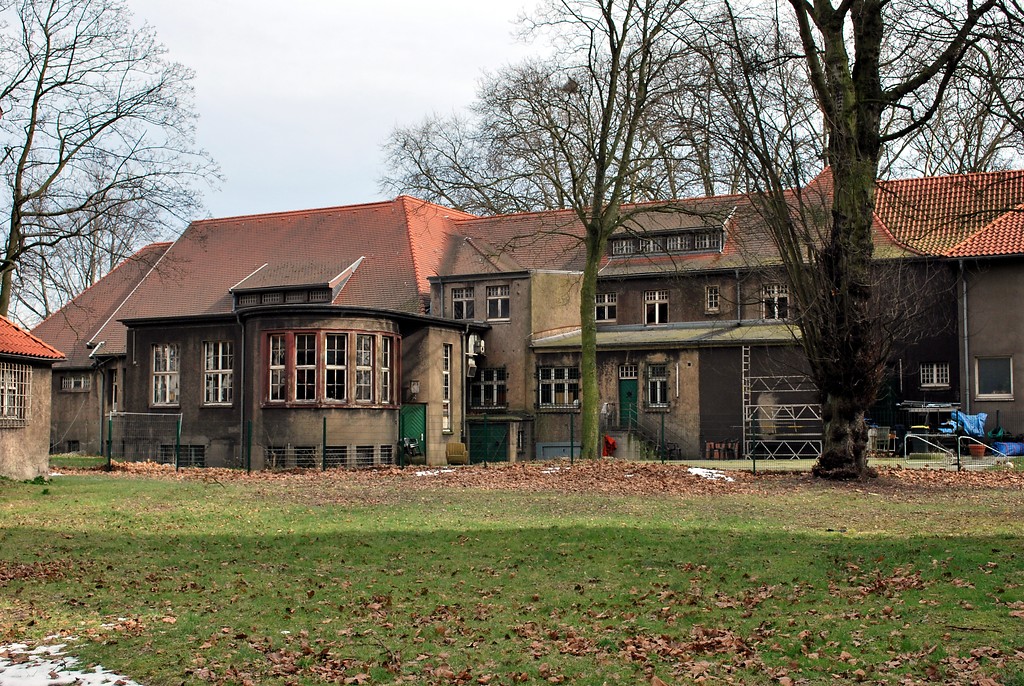 Rückansicht des Casinos in der Siedlung Bliersheim in Duisburg-Rheinhausen (2013)