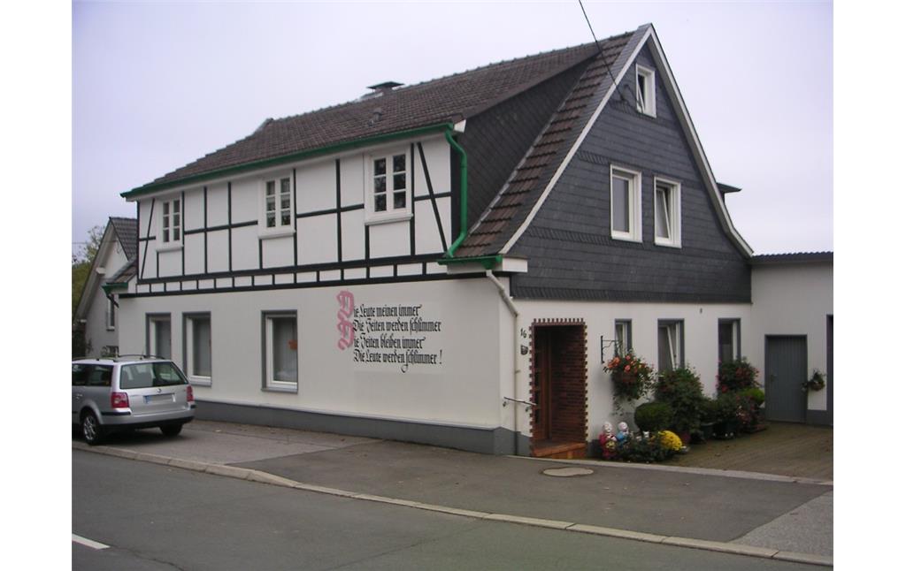 Traufständiges, 1878 errichtetes Wohnhaus in Straßweg (2007)
