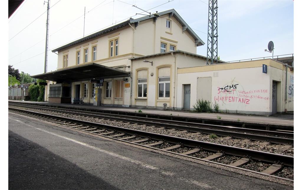 Empfangsgebäude des Bahnhofs Sinzig vom Mittelbahnsteig aus gesehen (2014)