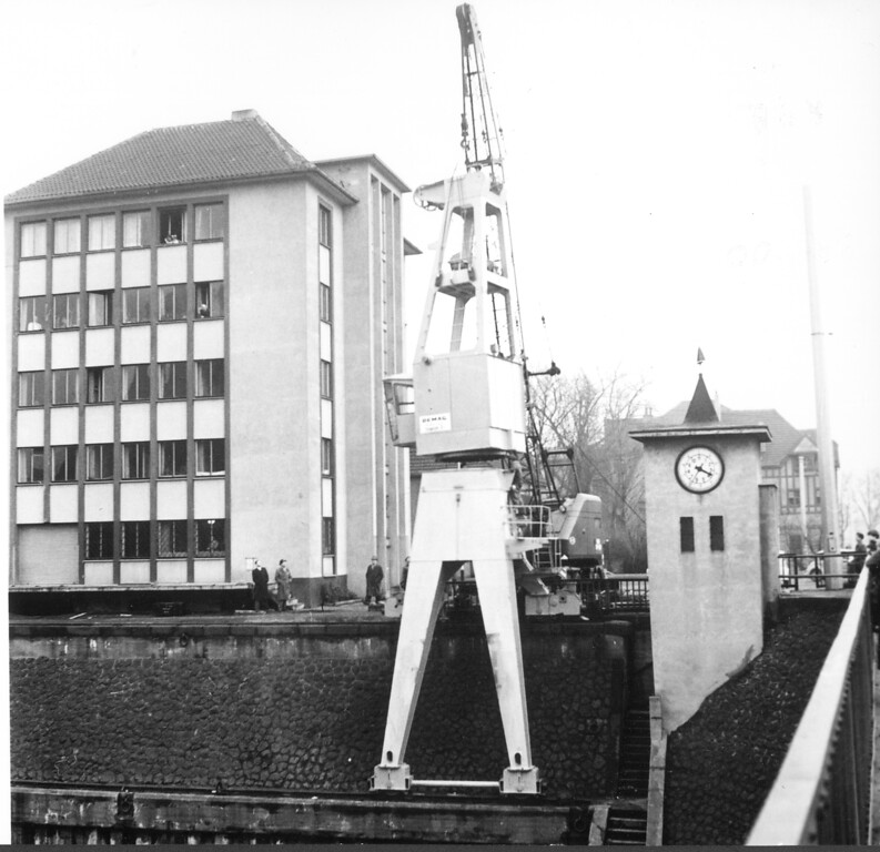 Pegeluhr am Hafenbecken 1 Neuss 1955