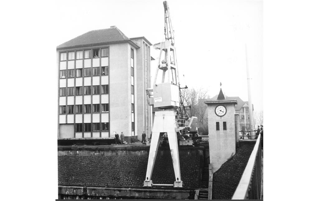 Pegeluhr am Hafenbecken 1 Neuss 1955