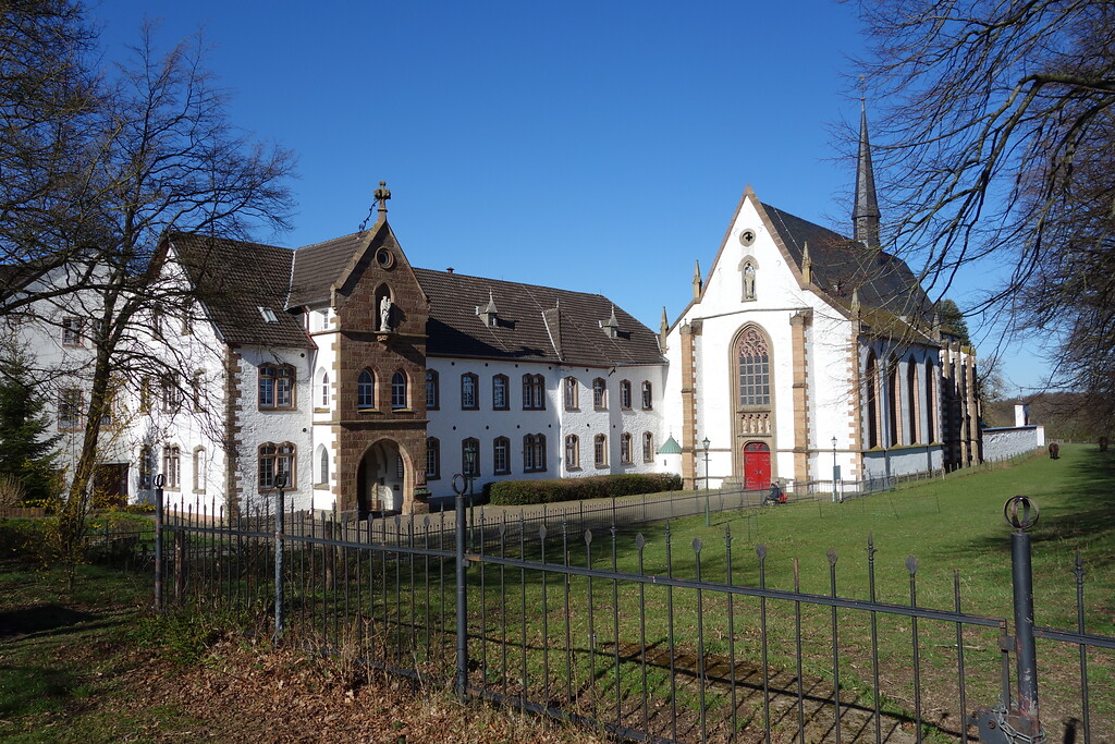 Die Abtei Mariawald; Blick auf die Portalfront der einschiffigen Klosterkirche und den links angebauten Klosterkomplex (2020)