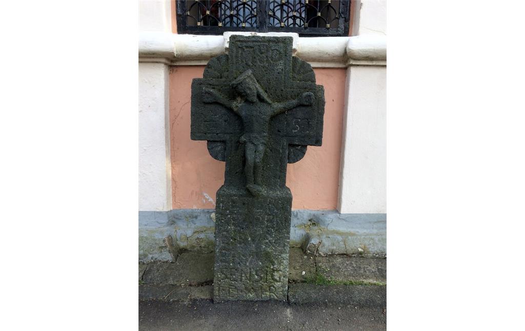 Grabkreuz von 1780 vor dem Bildstock im Dreifaltigkeitsweg in Sinzig (2017)