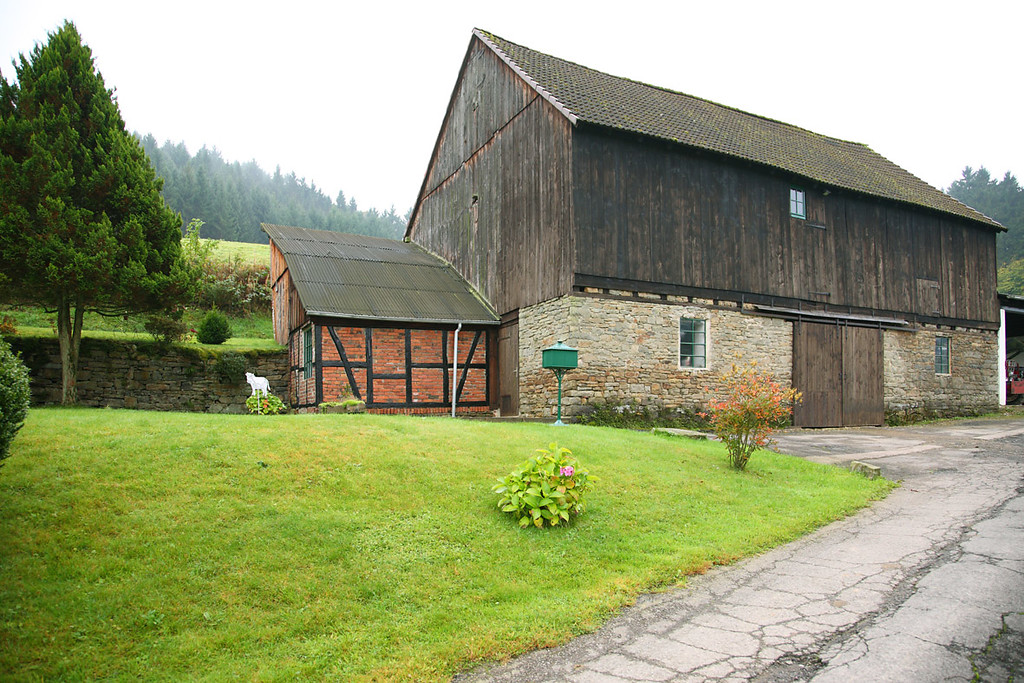 Denkmalgeschützte Scheune auf Bruchsteinsockel in Hütte (2009)