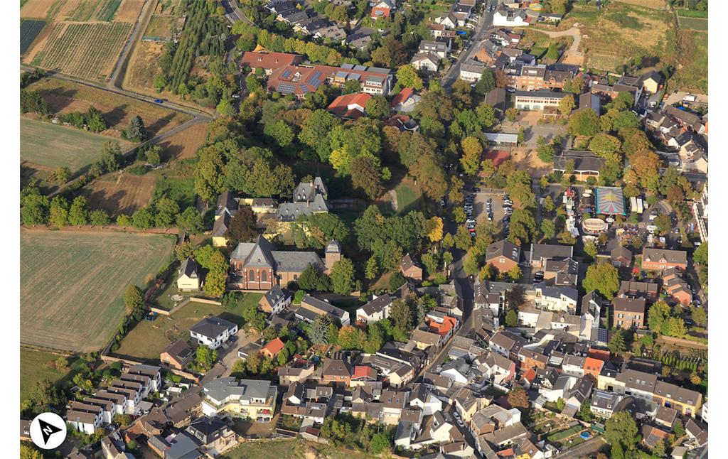 Luftbildaufnahme von Schloss Alfter mit Nordpfeil (2018)