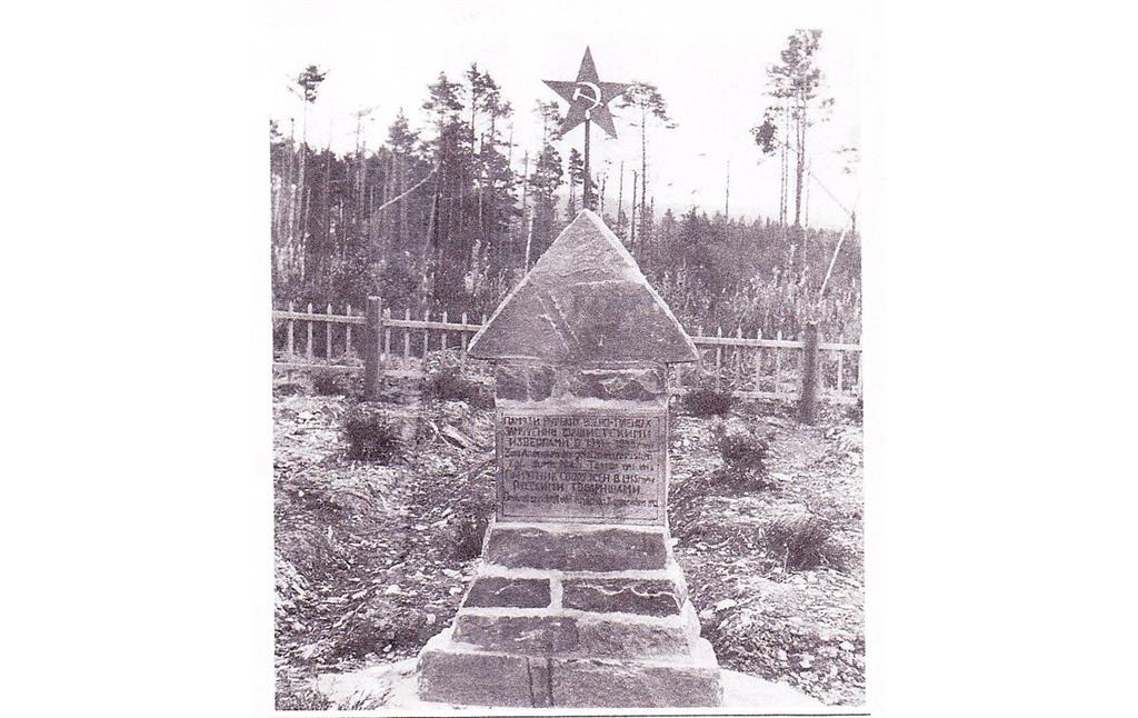Bild 24: Foto eines seit 1959 verschollenen Denkmals zu Ehren sowjetischer Toter, die als Kriegsgefangene in Deutschland zu Tode geschunden wurden. Das Denkmal wurde 1945 von sowjetischen Kameraden errichtet und verschwand 1959.
