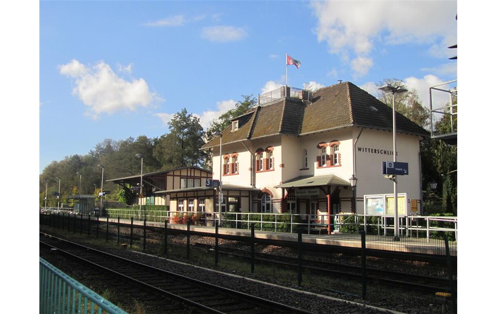 Empfangsgebäude und Bahnsteig des Bahnhofes Witterschlick (2014)