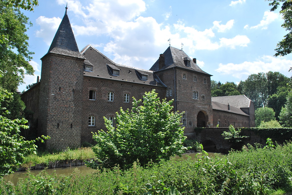 Die Vorburg von Schloss Kellenberg besitzt einen Eckturm mit spitzem Dach und mittig ein Torhaus mit Walmdach. Über den Wassergraben führt eine steinerne Brücke auf das Torhaus zu (2015).