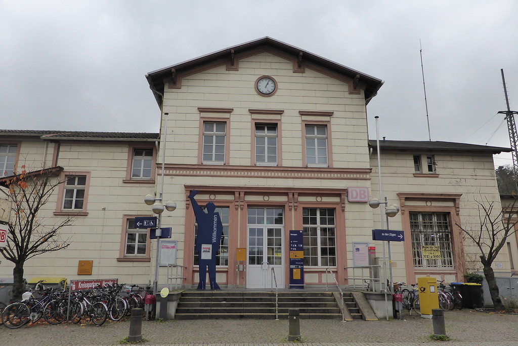 Haupteingang des Empfangsgebäudes des Bahnhofs Remagen (2014)
