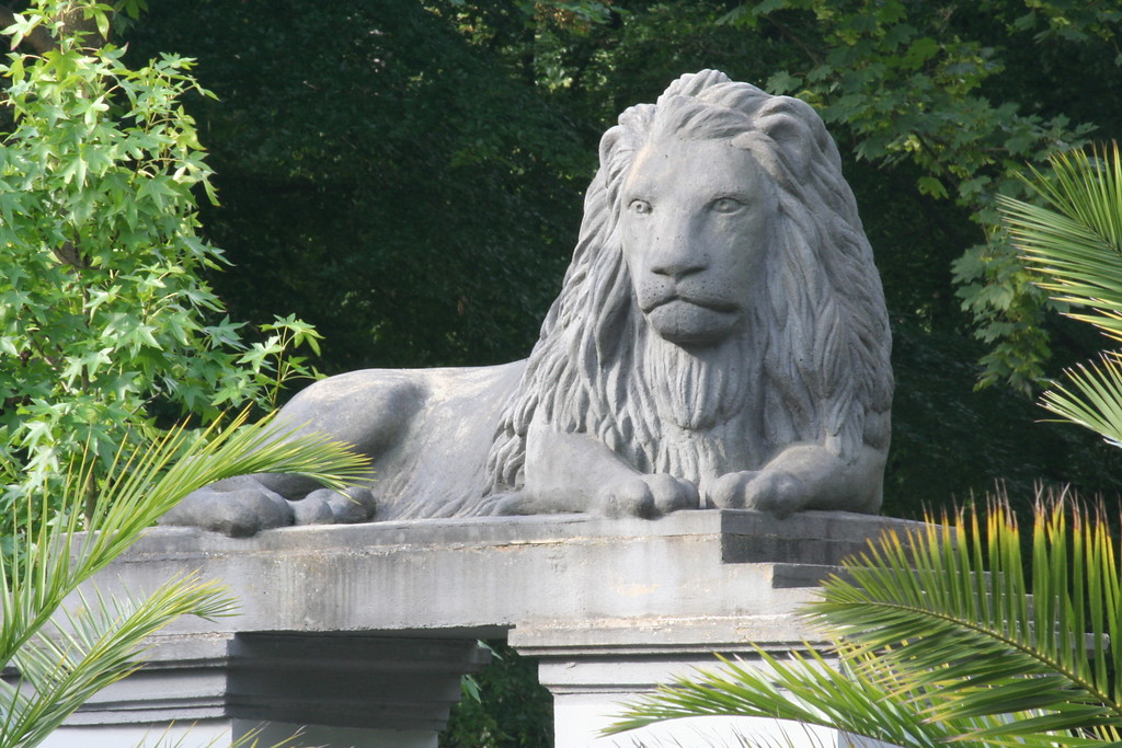 Einer der beiden Löwen auf den Torpfosten am Eingang des Stammheimer Schlossparks (2014)