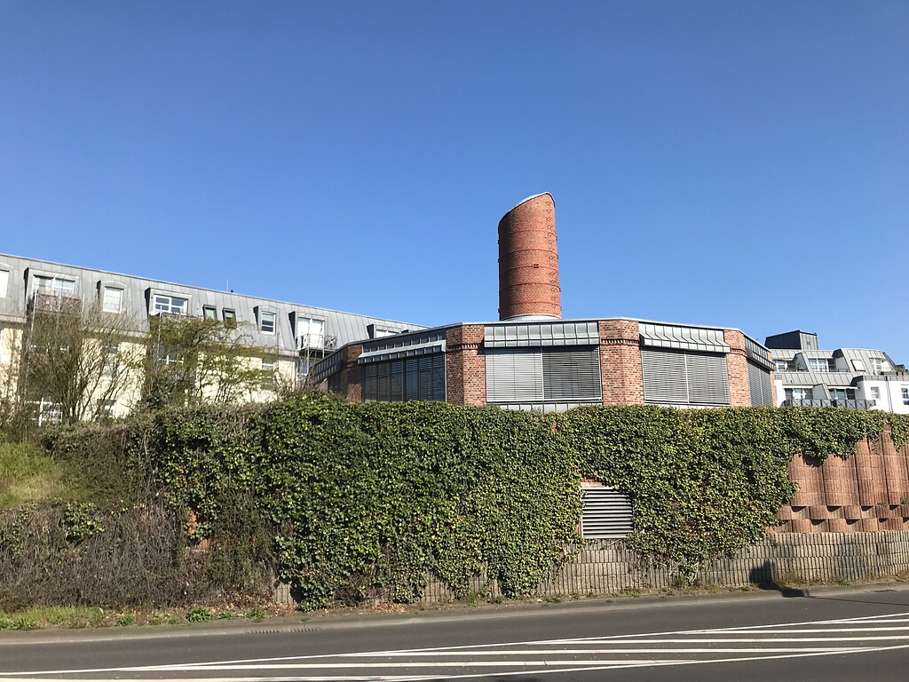 Kaminstumpf der ehemaligen Steinzeugfabrik Weiden & Schaaf an der Kölner Straße in Frechen (2020)
