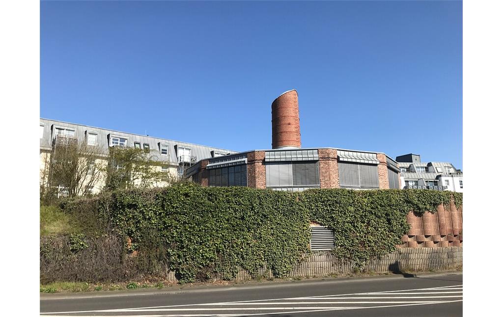 Kaminstumpf der ehemaligen Steinzeugfabrik Weiden & Schaaf an der Kölner Straße in Frechen (2020)